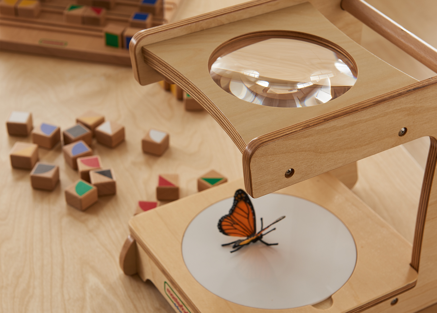 Wooden Magnifying Stand (3x) with Transparent Stage